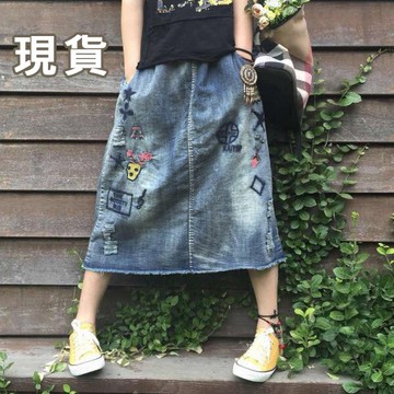 現貨 中大尺碼 刺繡牛仔裙 童趣刺繡牛仔裙長裙 【94-18-8180327-18】ibella 艾貝拉