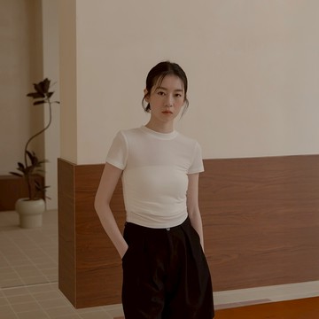 QUEENSHOP_ S 女裝 短袖 簡約側抽皺設計合身圓領上衣-白 現+預 【01098883】