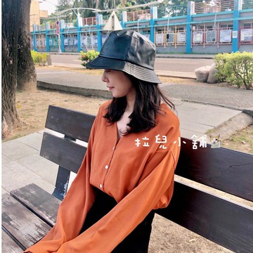 「拉兒小舖」 台灣現貨 韓妞款 加大帽圍 大頭圍 皮革 皮 漁夫帽簡約 遮陽帽 盆帽 加大碼 大頭