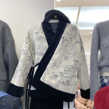 十三行2025夏季新中式水墨印花系帶v領慵懶風保暖羽絨短外套