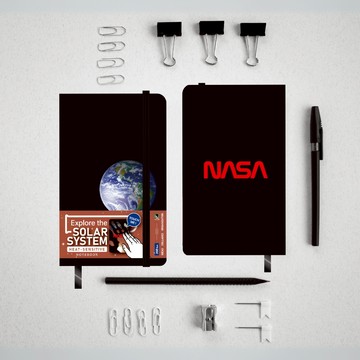 賽先生科學工廠｜NASA太陽系感溫筆記本，遇熱出現九大行星！