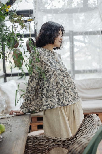 Local gal 日本進口面料復古自然感米色植物印花鹽縮褶皺上衣襯衫