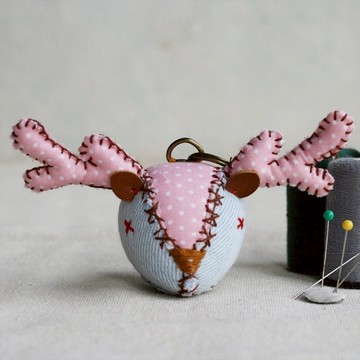 【布完美】丹寧麋鹿 手縫吊飾/鑰匙圈_草莓奶昔_X光眼