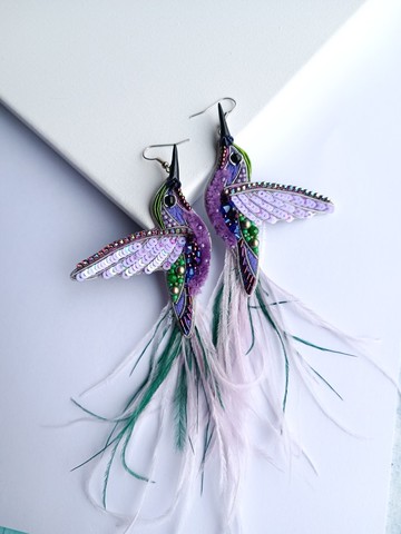 手工串珠與羽毛刺繡蜂鳥耳環