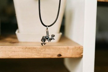 等等～ 等一下。項鍊 墜飾