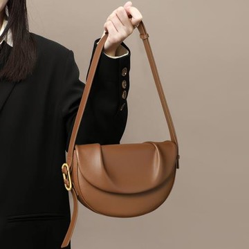 女式品牌包包女真皮女包高級感洋氣馬鞍包棕色寬肩帶單肩斜挎包MK