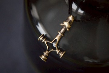 青銅吊墜十字架, 帶有維京風格的狼形象。 狼頭形狀的十字架項鏈