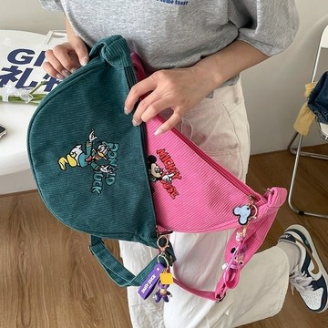 ✨臺灣出貨✨燈芯絨 餃子包 卡通 刺繡 青年 百搭 斜挎包 米奇 夏天隨身 小包 可愛斜挎包 唐老鴨 日常 通勤 上班族