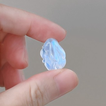 月光下的凝望  /  趴臥陪伴 月光石藍暈毛流感小萌兔兔 項鍊