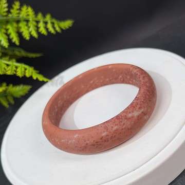 獨特 南紅瑪瑙伴生礦手鐲 61MM 啞光橘紅朱砂點 辟邪轉運吉慶風雅