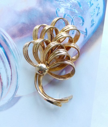 Vintage Jewelry 西洋古董飾品 立體 金色調 捲花花束 別針