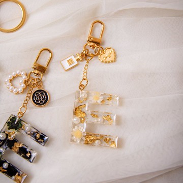 含禮盒【白金】珍珠 永生花 乾燥花 字母鑰匙圈 / 女生禮物 吊飾