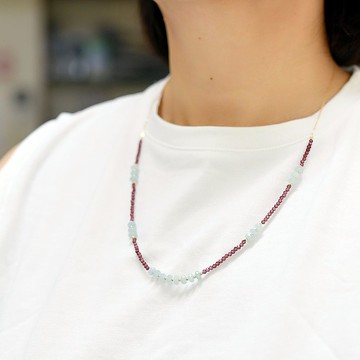 帶來幸福的天使石海藍寶石和深淵石榴石的半長項鍊象徵著豐收的三月/一月生日石