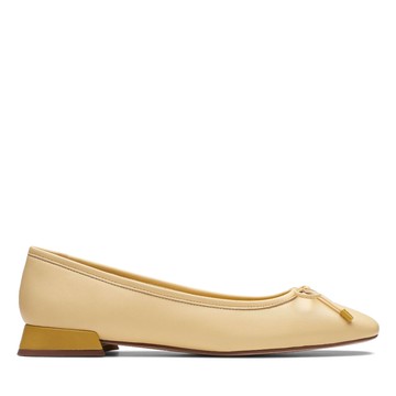 Clarks 摩登時光-Ubree15 Step 優雅輕舞蝴蝶結飾方跟鞋(黃色) CLF72859D-女