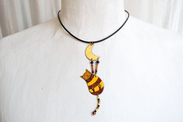 珠寶，項鍊，琺瑯，貓，貓項鍊，月亮，琺瑯首飾，琺瑯項鍊，吊墜，琺瑯吊墜，貓吊墜，條紋，虎斑貓，條紋珠寶，貓珠寶，貓和月亮，