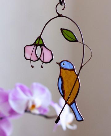 粉紅色花朵上的彩色玻璃鳥夜鶯