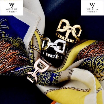 【唯家】簡約字母絲巾扣 光面多功能絲巾扣 精緻百搭衣角扣 韓版下襬大打結釦 氣質通用絲巾扣 圍巾固定釦環 收腰釦 披肩扣