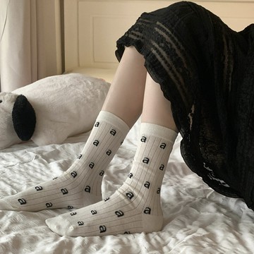 新品 字母黑白襪子女 中筒襪ins潮 韓國 春秋季 運動棉長襪 日系 簡約堆堆襪