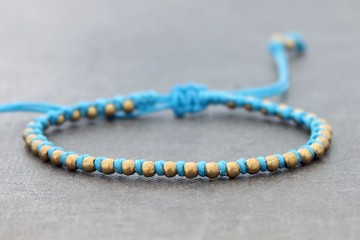 明亮的藍色黃銅編織手鐲，編織串珠友誼手鐲，可愛簡單的珠子手鐲