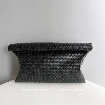 暗黑系編織紋路pu皮卷邊手拿包女復古簡約文藝休閑化妝手抓包夾包