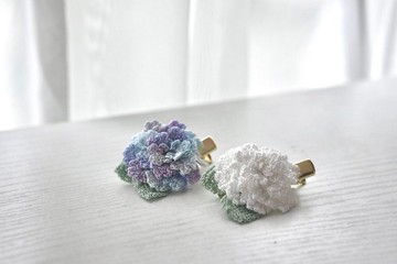 午夜的森林。編織繡球花。髮夾