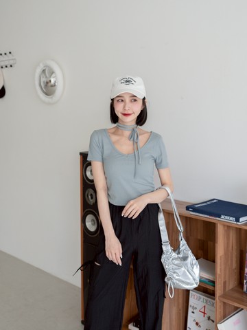 獨家訂製！附綁帶V領坑條側抓皺上衣 WL24072-9【現貨】