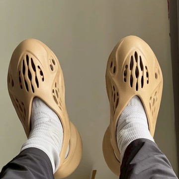 ADIDAS YEEZY FOAM RUNNER CLAY TAUPE 淺棕 奶茶 洞洞鞋  GV6842