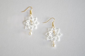 梭織花和棉質珍珠耳針・白色