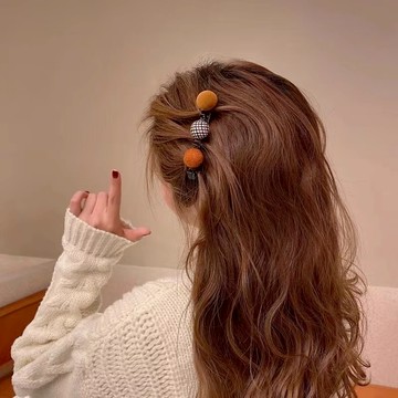 ZUCA”S - 韓版小香風毛毛球側邊髮夾 劉海夾 頭飾 飾品 髮飾 - N-82