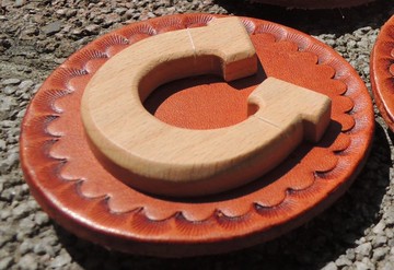 *手寫風*字母徽章/別針/胸針/真皮/原木-字母C