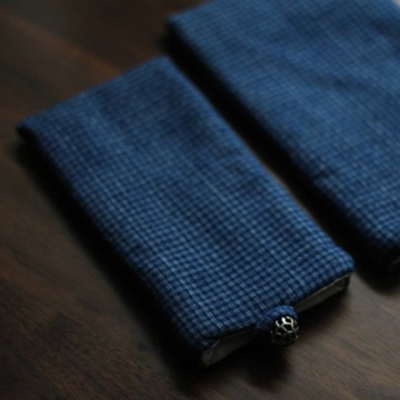 藍色細格手機袋 蘋果iPhone Plus 老布土布夾棉防摔收納袋
