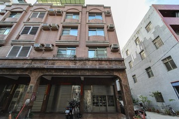 近農十六｜巨蛋｜鬧中取靜｜臨8米路邊間美墅｜高雄市鼓山區民康街