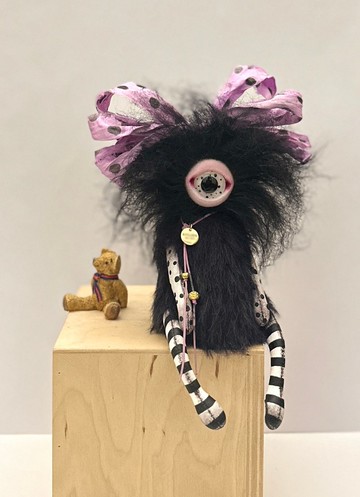 神秘的黑色獨眼怪娃娃（附粉色蝴蝶結）– 獨一無二的藝術玩具