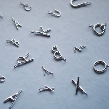 2 件組）手寫風格字母對項鍊，銀