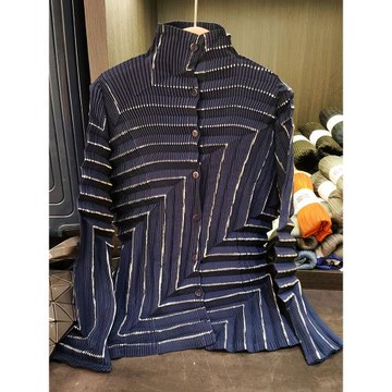 設計感不規則手工褶長袖條紋襯衫女春新款時尚單排扣褶皺上衣