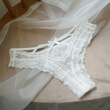 熟成蜜桃美臀線條簍空丁字內褲