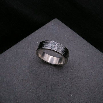 【Under Wings Metal 羽下金工】沙丘｜純銀鍛敲戒指｜寬版｜硫化染黑｜寬約6.5mm 厚約1.5mm