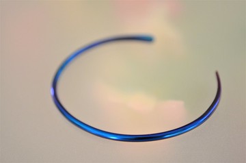 藍色鈦手鐲，內徑 49 毫米，橢圓款