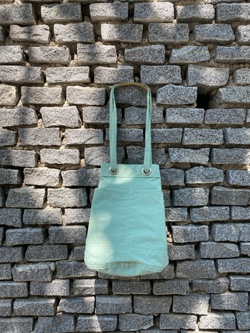 Underline 薄荷綠尼龍水桶包，附可調式背帶