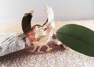 Yatagarasu 黃銅錘打金屬胸針