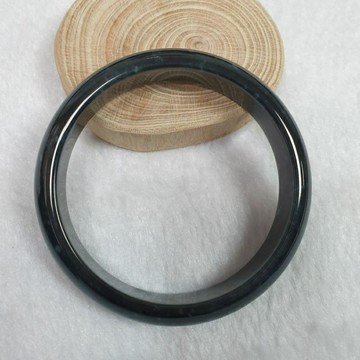 逸品軒～天然翡翠A貨-B600012-瓜料玉鐲寬14.3mm厚6.9mm內徑60.2mm約19.1圍無紋無摳