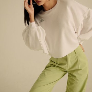 OB嚴選中大尺碼-時髦打褶拋袖刺繡標語短版上衣《AB19033》