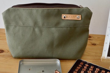 免運 伴娘禮物收纳袋 化妝包 字母客製帆布皮革 橄欖綠小包- 凱莉