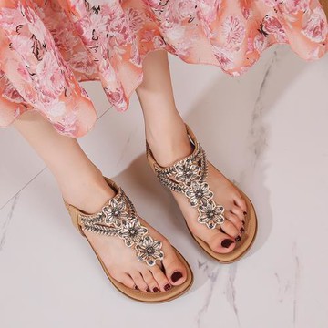 夾腳趾人字拖涼鞋女夏外穿2025新款波西米亞水鉆坡跟軟底沙灘涼拖