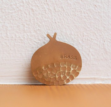 黃銅 栗子小僧 迷你胸針