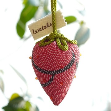 少女魅力、草莓吊帶、圓點圖案、絲綢