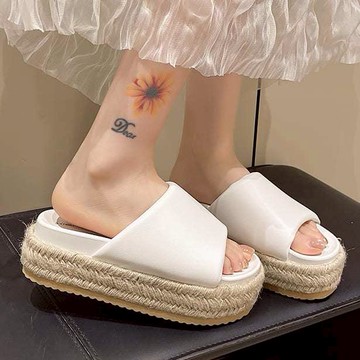 白鳥麗子 [現貨快出] 街頭一字帶純色皮革拼街草編厚底拖鞋