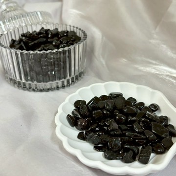 🖤 天然水晶 黑碧璽 碎石（7–9mm）水晶碎石 100g 防護避邪 吸負能量 穩定磁場 水晶淨化 能量擺件 開運碎石