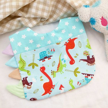 恐龍遊樂園。背鰭尾巴造型不壓邊圍兜 (可繡名字)