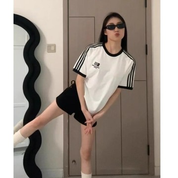 已售9642件💖REOY 短袖T恤 基礎款 上衣女 夏季衣服 正肩 美式 三條杠T恤 顯瘦 潮流 情侶T恤
